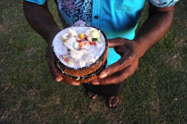 Yerli Fiji adam hizmet Fiji gıda, Kokoda (çiğ balık salatası