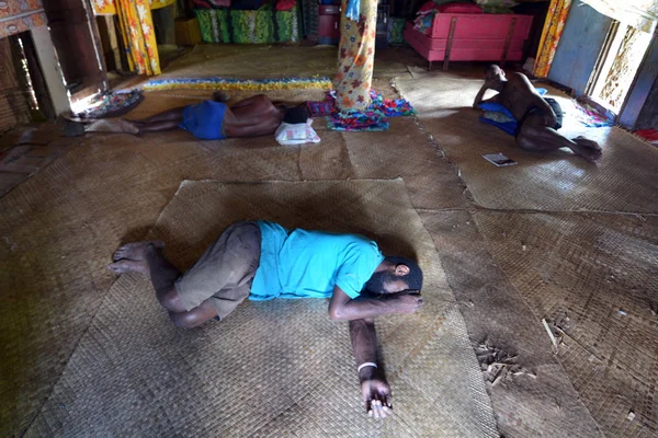 Inheemse Fijian mannen lag verspilde op de vloer na het drinken van veel — Stockfoto