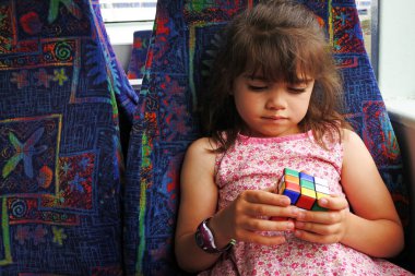 Genç kız Rubik küpü ile çalış