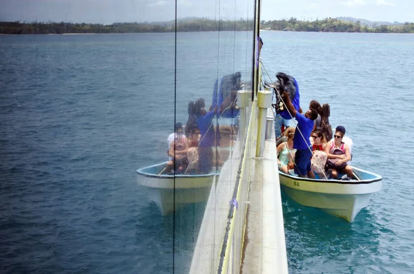 I turisti arrivano al resort su una delle isole Yasawa Fiji — Foto Stock