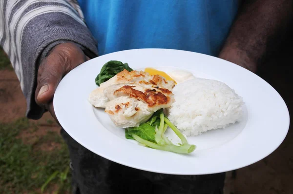 Indigenous Fijian man serve seafood and vegetables dish — Stock Photo, Image