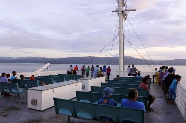 Passageiros a bordo de ferry inter-ilhas em Fiji — Fotografia de Stock