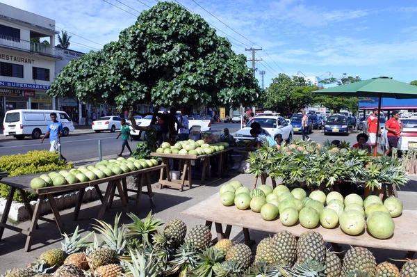 Свіжими тропічними фруктами в напрямку Savusavu ринку Фіджі — стокове фото