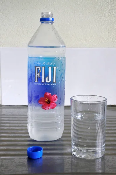 Acqua di FIJI - Acqua naturale artesiana in bottiglia — Foto Stock