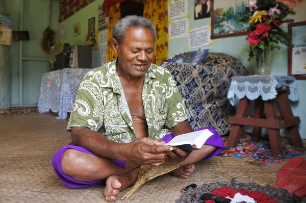 Indigener fidschianischer Mann liest die Bibel auf fidschianisch — Stockfoto
