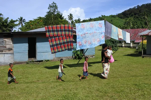 Inhemska fijianska kvinna och hennes barn i en lokal by Fiji — Stockfoto