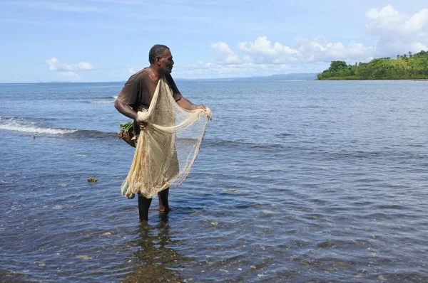 Pescatore indigeno delle Figi che pesca con una rete da pesca nelle Figi — Foto Stock