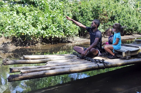 Indigenous Fijian man building a traditional Fijian bamboo boat — Stock Photo, Image