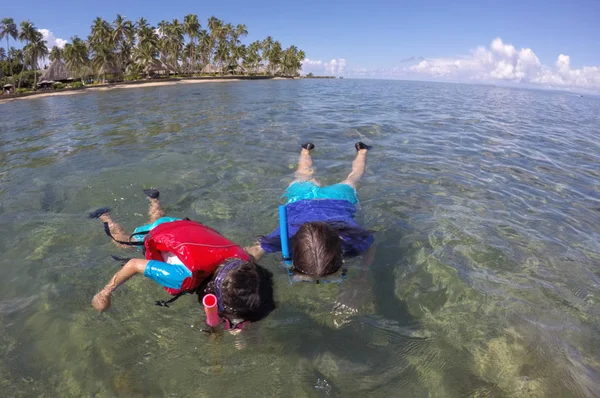 Anne ve çocuk bir mercan kayalığı Fiji içinde şnorkel — Stok fotoğraf