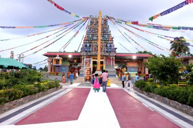 Nadi Fiji Sri Siva Subramaniya Hindu Tapınağı'nda tapanlar