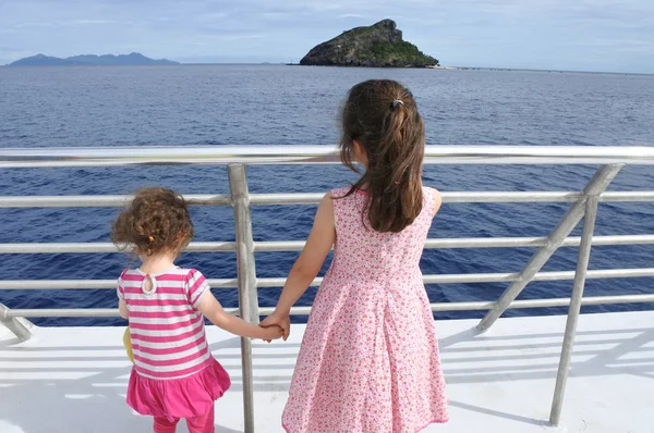 Two sisters sail on a boat — Stock Photo, Image