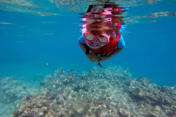 Mergulho de snorkel infantil sobre um recife de coral — Fotografia de Stock