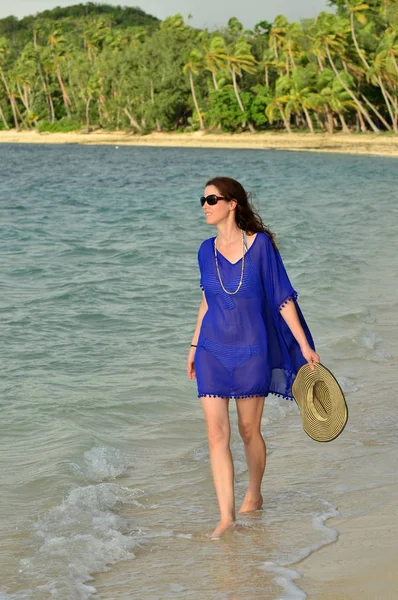 Туристическая женщина прогуливается вдоль тропического пляжа на Фиджи — стоковое фото