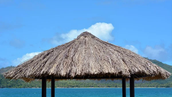 Водяний бунгало солом'яний дах тропічний фон острова — стокове фото