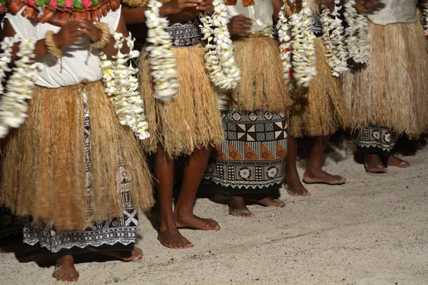 Fijianska ursprungsbefolkningen sjunga och dansa i Fiji — Stockfoto