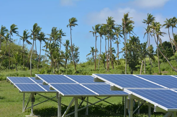 Moduli fotovoltaici solari sull'isola remota di Fiji — Foto Stock