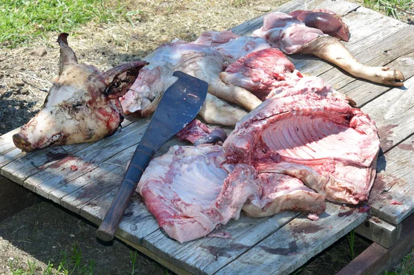 Διάφορα κομμάτια χοιρινού κρέατος σε ένα ξύλινο ταμπλό με — Φωτογραφία Αρχείου