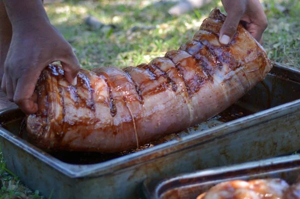 Indigenous Fijian man cooking a pork — Stock Photo, Image