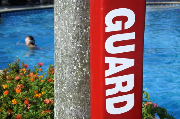 Rettungsschwimmerschild im Freibad — Stockfoto