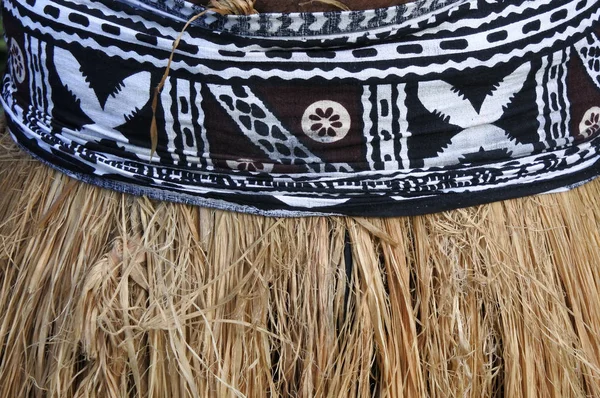 Fond de jupe traditionnelle en paille de l'île du Pacifique et tapa cl — Photo