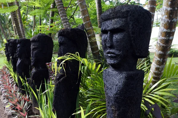 Polinezya insan figürleri heykeller