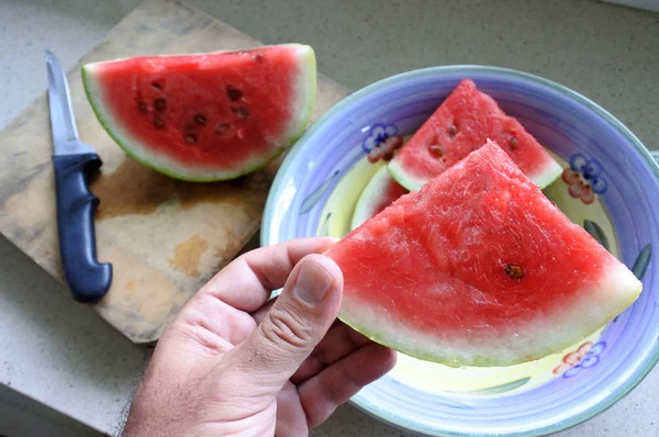 Man hand houdt watermeloen segment — Stockfoto