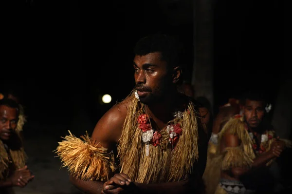 Hombres fiyianos bailando un baile tradicional masculino meke wesi en Fiji — Foto de Stock