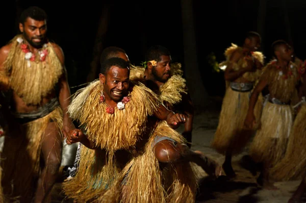 Fijian mannen dansen een traditionele mannelijke dans meke wesi in Fiji — Stockfoto