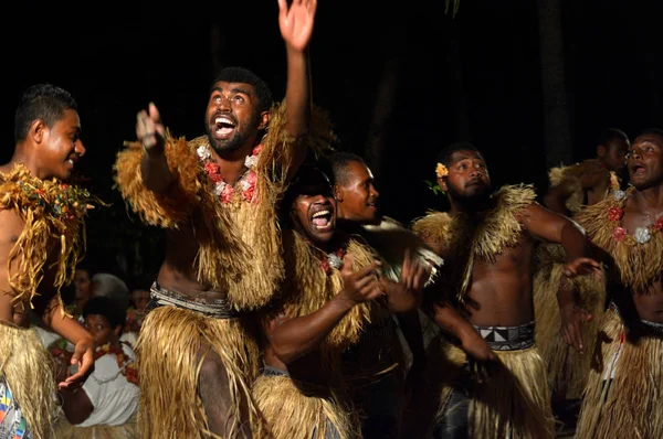 Hombres fiyianos bailando un baile tradicional masculino meke wesi en Fiji — Foto de Stock