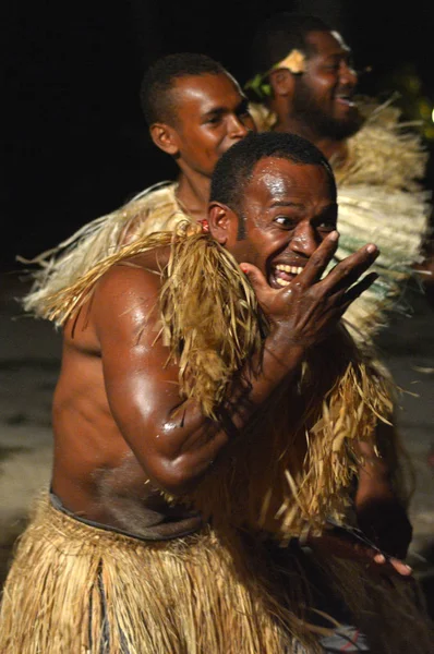 Hombres fiyianos bailando un baile tradicional masculino meke wesi en Fiji —  Fotos de Stock