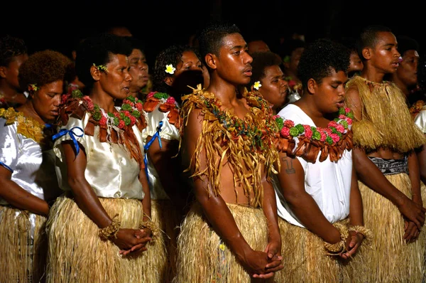 土著斐济人唱歌和跳舞在斐济 — 图库照片
