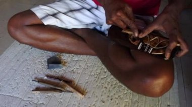 Yerli Fiji adam Ahşap oyma bir deniz kaplumbağası