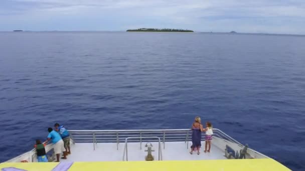 Turister segla på Fijis Yasawa Flyer — Stockvideo