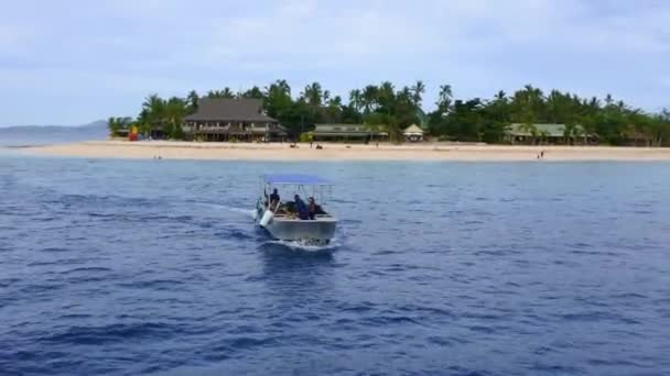 Beachcomber Island resort one of the Mamanucas islands of Fiji — Stock Video