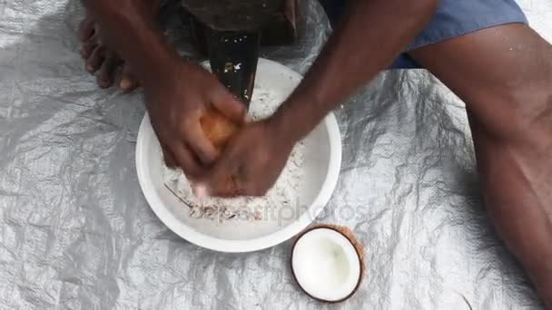 Tangan asli Fiji manusia sekam buah kelapa di Fiji — Stok Video
