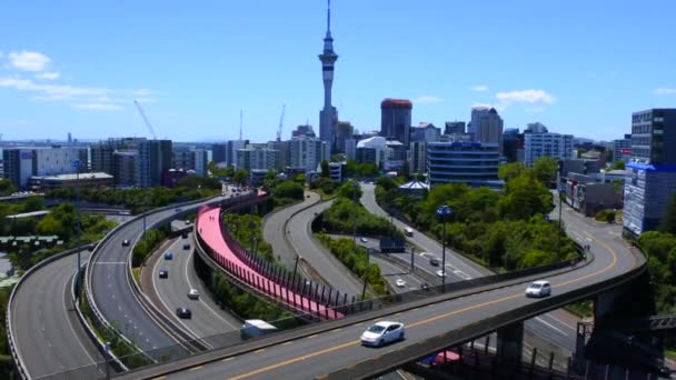 Vista aérea urbana del tráfico en la autopista de la ciudad de Auckland — Vídeos de Stock