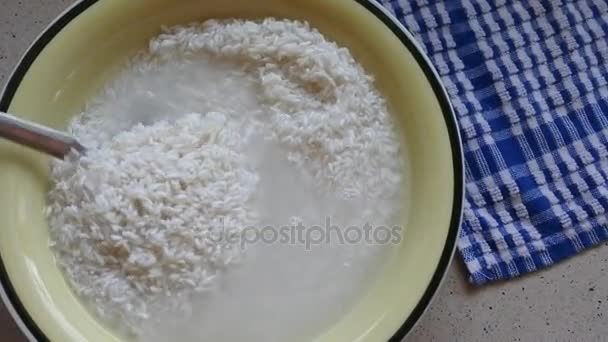 Vista plana de la cuchara revolviendo arroz blanco — Vídeo de stock
