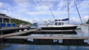 Hindistancevizi döken Marina Savusavu Fiji'de demirleme yatlar