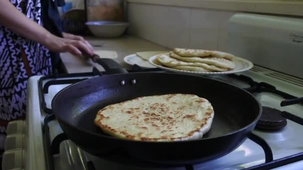Mulher indo-fijiana cozinhar pão Naan — Vídeo de Stock