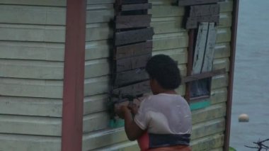Fiji kadın evine kadar tropikal Siklon sırasında yatılı