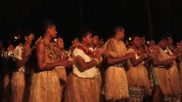 Yerli Fiji insanlar şarkı söyleyip dans — Stok video