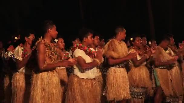 Os povos indígenas fijianos cantam e dançam — Vídeo de Stock