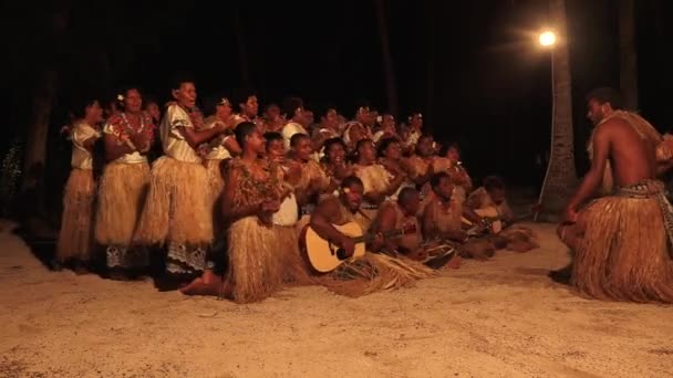 Fijianska ursprungsbefolkningen sjunga och dansa — Stockvideo