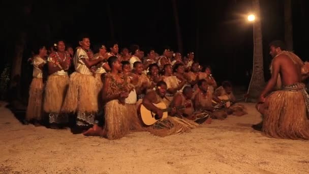 Inheemse Fijian mensen zingen en dansen — Stockvideo