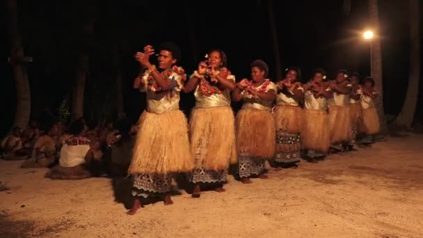 Mulheres indígenas fijianas dançando a tradicional dança Meke — Vídeo de Stock