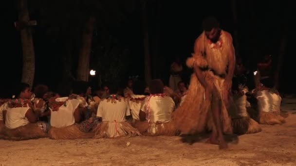 Inhemska fijianska män dansar den traditionella meke Denniss manliga dansen — Stockvideo