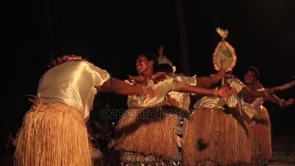 Mulheres indígenas fijianas dançando a tradicional dança feminina Meke — Vídeo de Stock