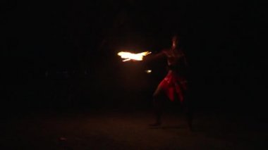 Bir yangın sırasında sırasında yerli Fiji adam dans hemen hemen Fiji'de