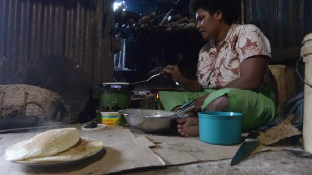 Mujer indígena fiyiana cocinando panqueques — Vídeo de stock