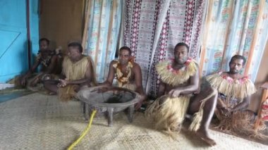 Yerli Fijians adamları Fiji geleneksel Kava törenle katılmak.